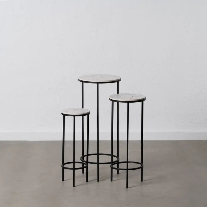 Mesita auxiliar en metal negro con sobre efecto terrazo