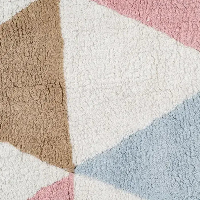Alfombra geométrica infantil en tonos rosados