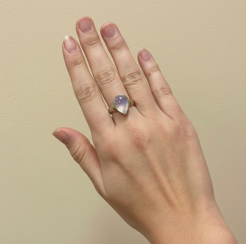 Anillo de piedra luna en plata
