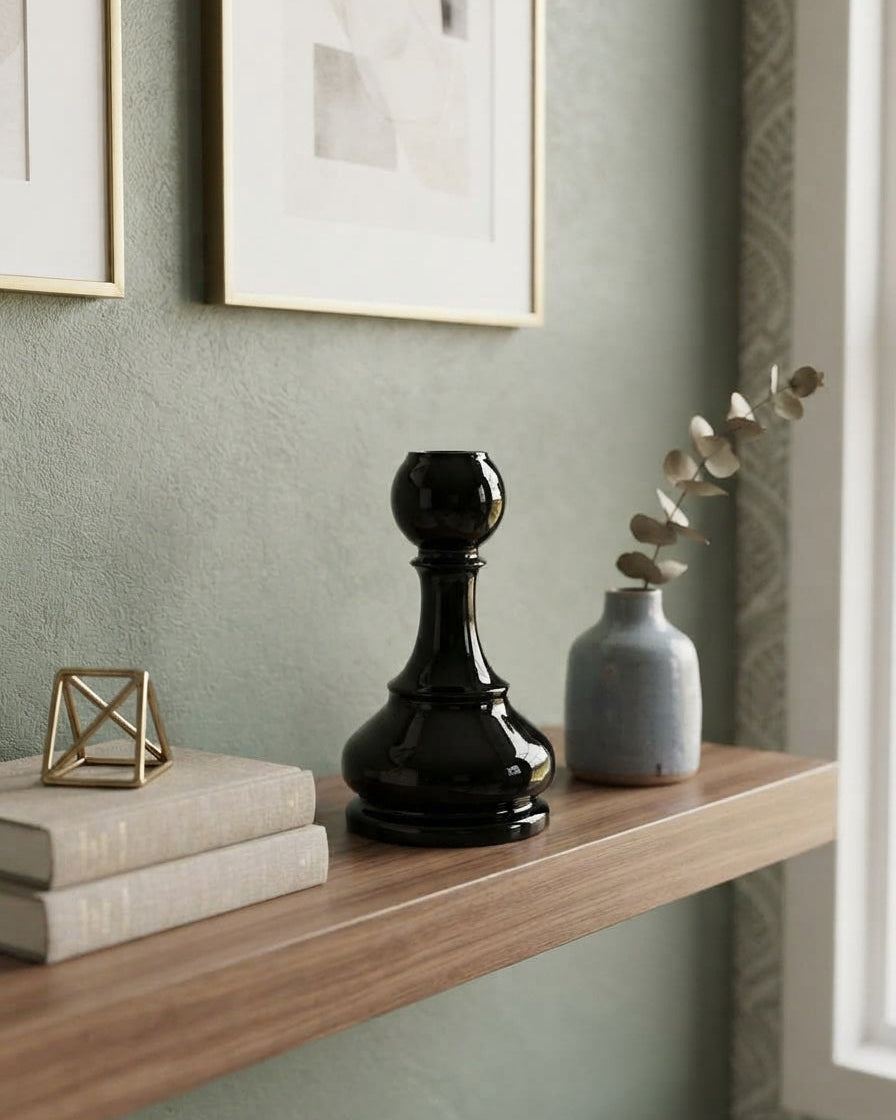 Candelabro de cerámica lacada con forma de peón