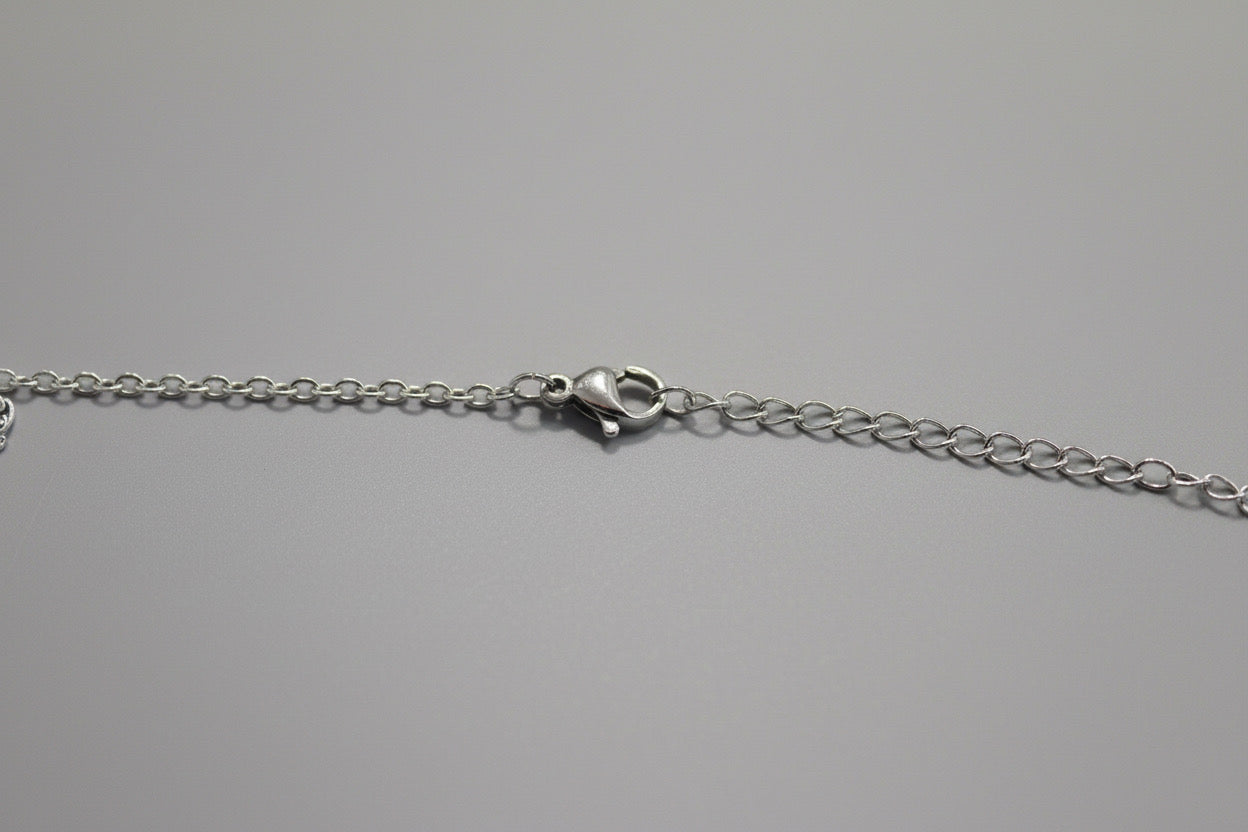 Collar plateado de moldavita