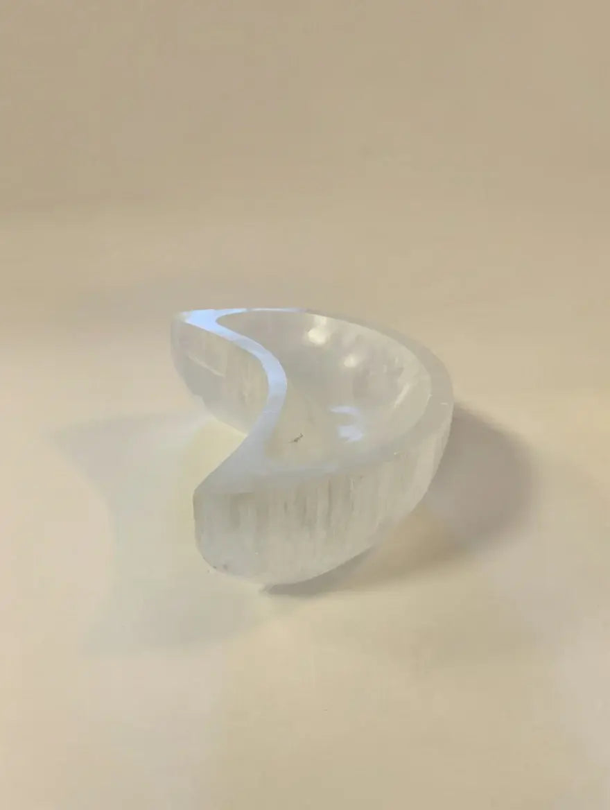 Cuenco de selenita con forma de media luna