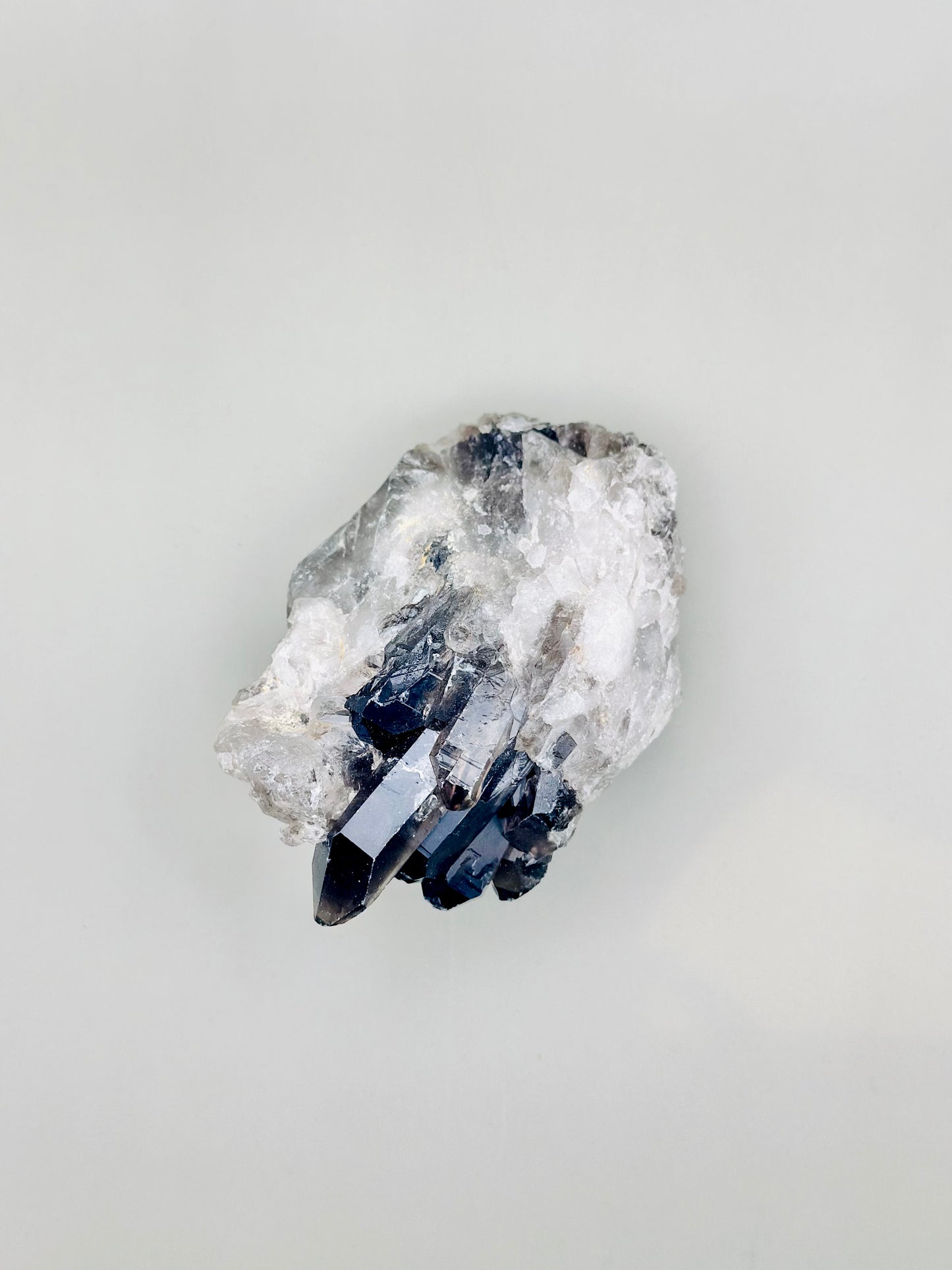 Drusa de mineral de cuarzo ahumado