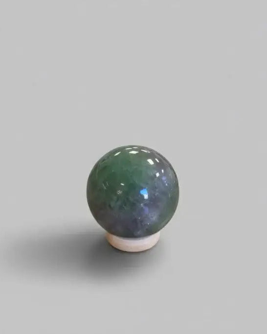 Esfera de mineral de fluorita multicolor