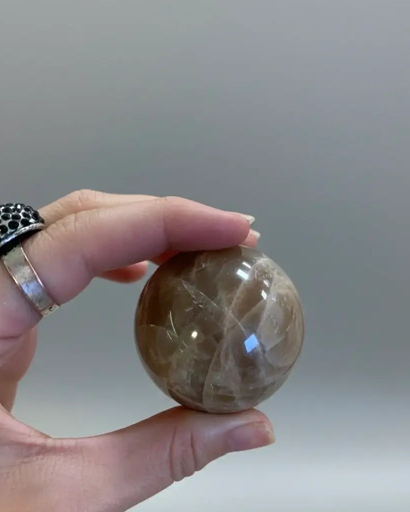 Esfera de piedra sol negra