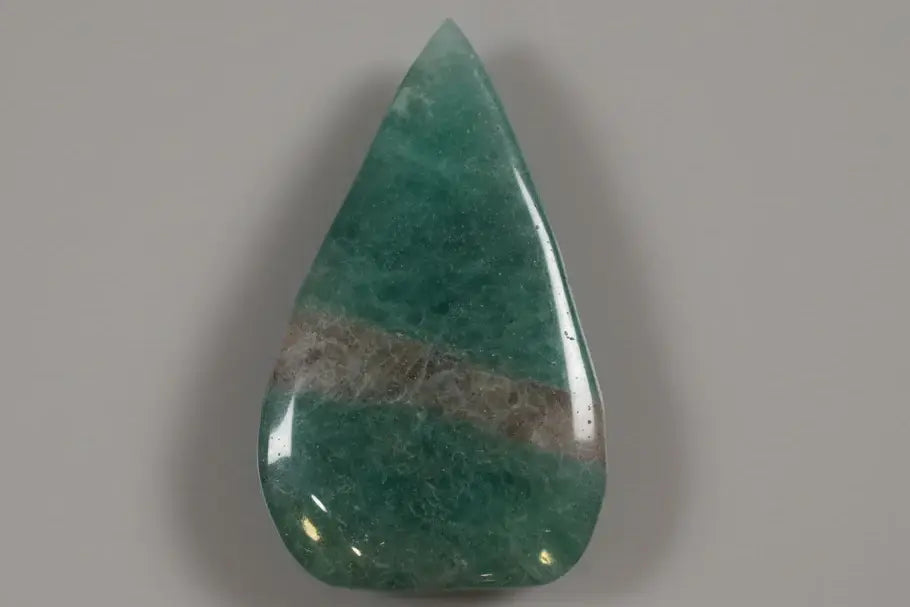 Forma libre de fluorita verde