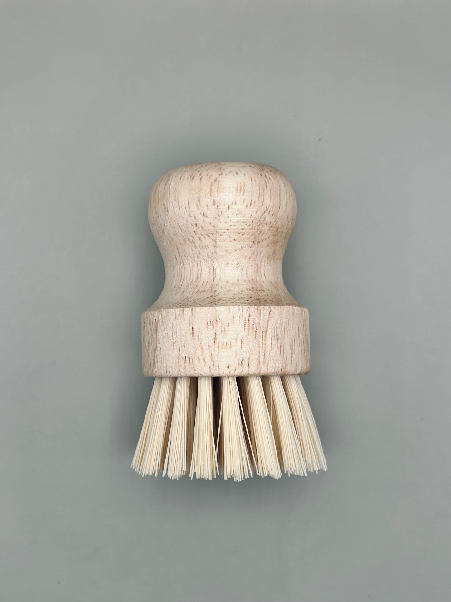 Cepillo de limpieza pequeño en madera
