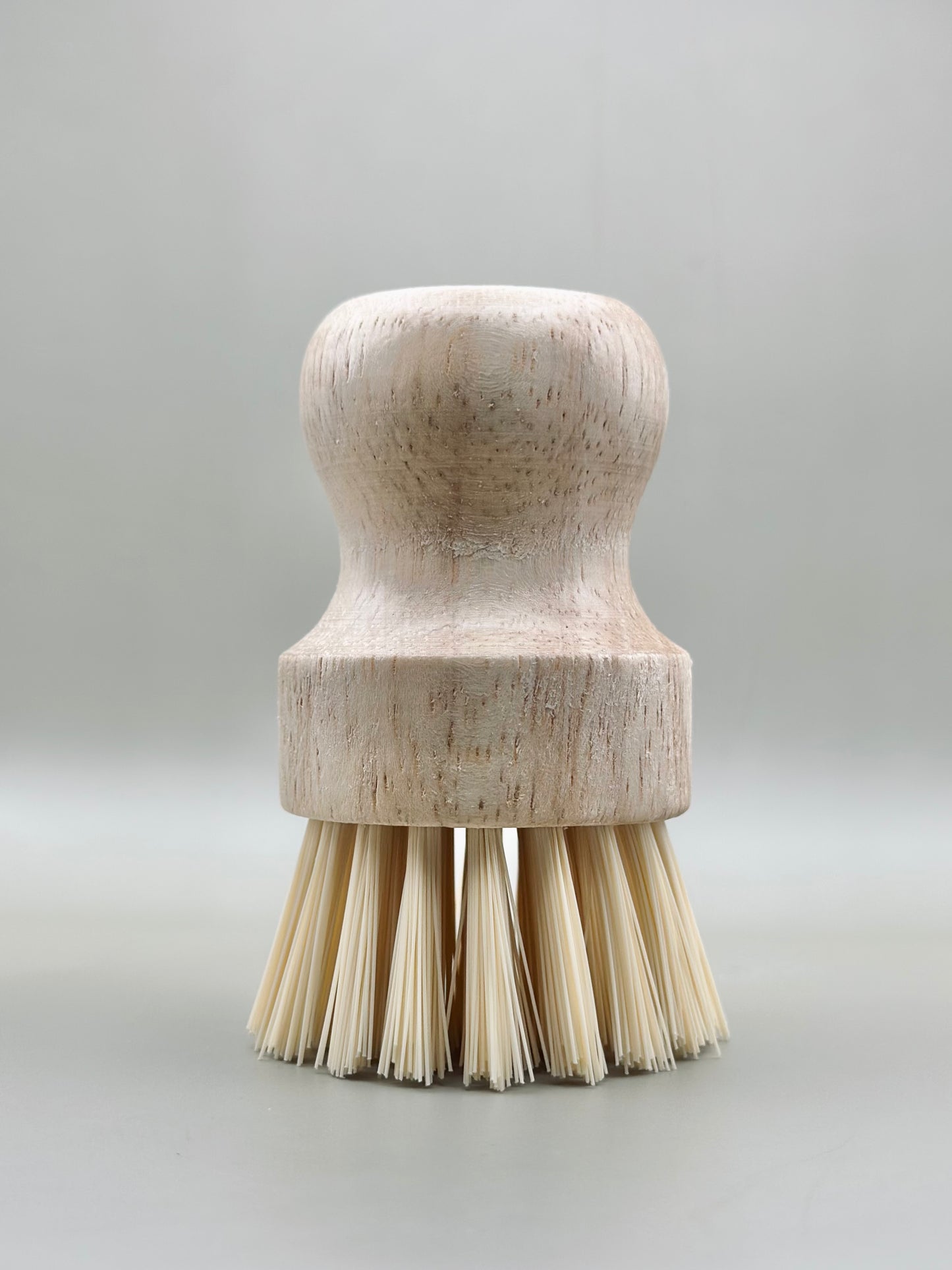 Cepillo de limpieza pequeño en madera