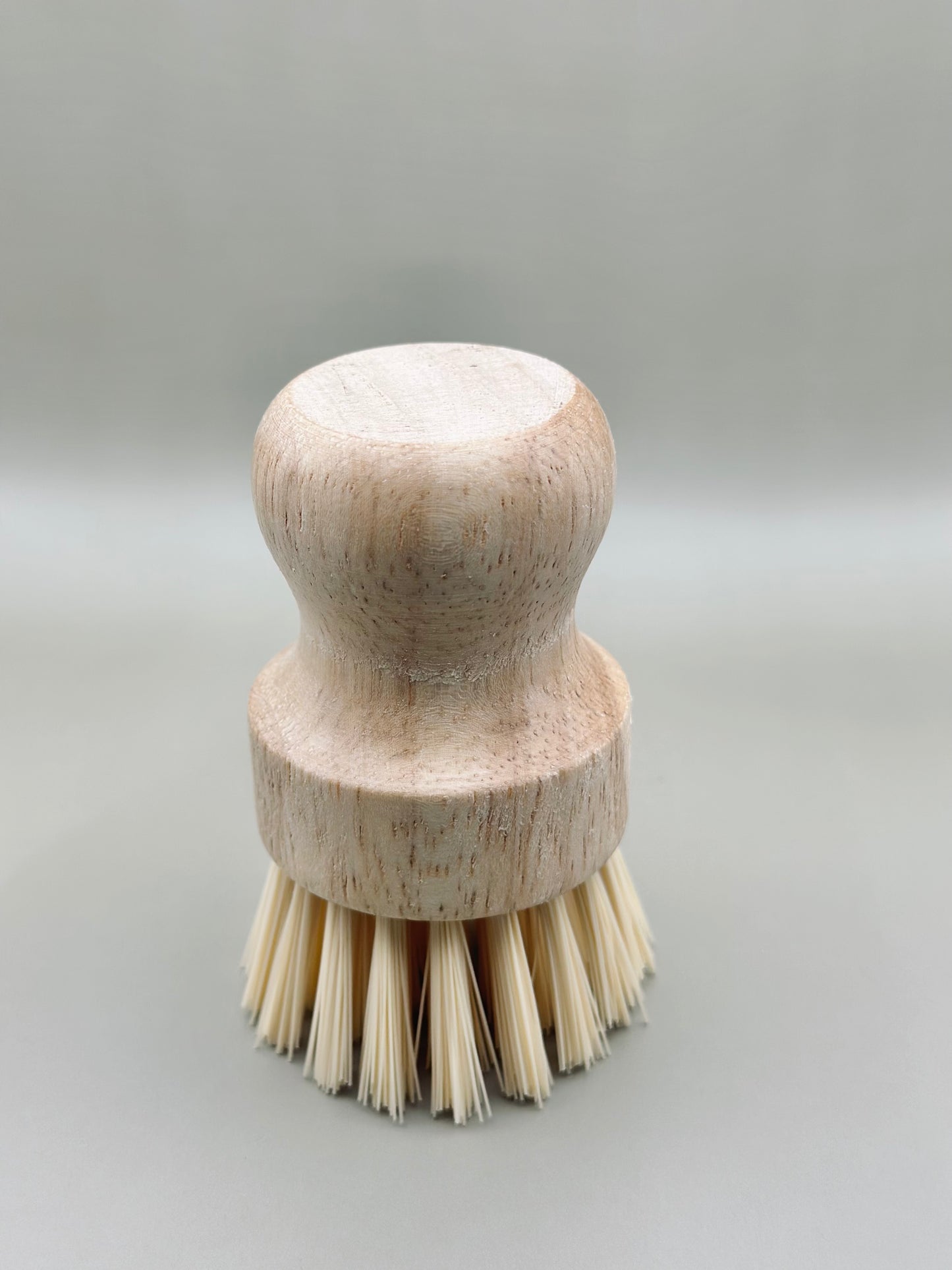 Cepillo de limpieza pequeño en madera