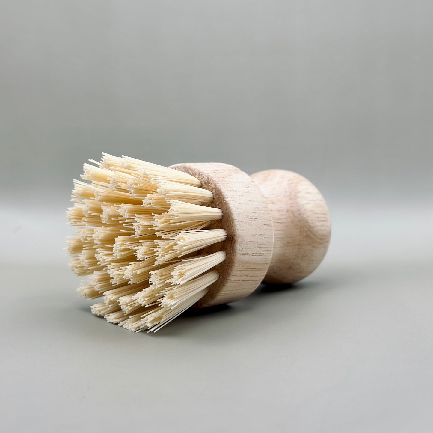 Cepillo de limpieza pequeño en madera