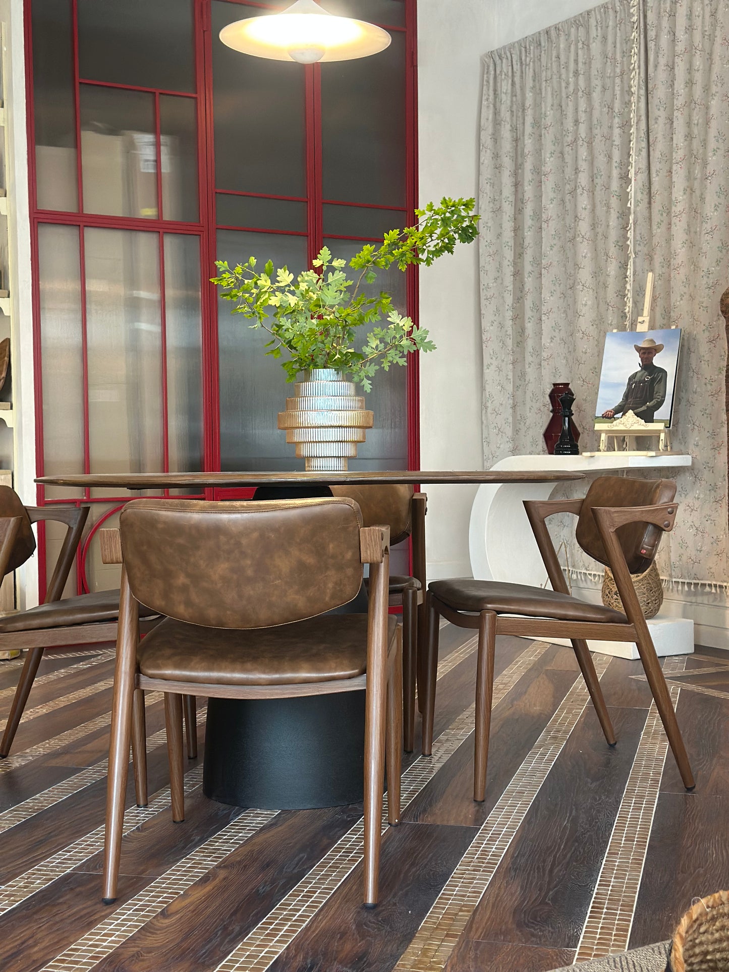 Sillas de comedor metal y cuero estilo Mid Century