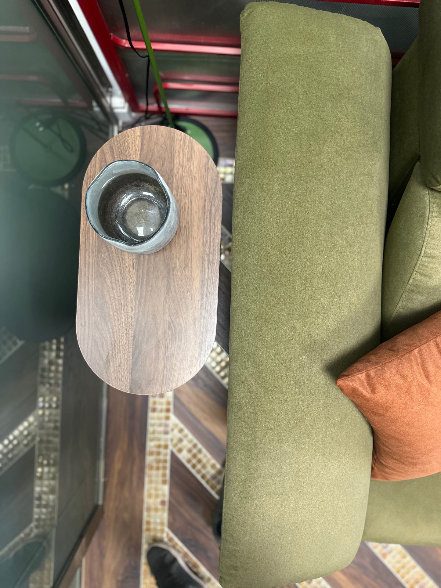 Mesa auxiliar alargada marron en Dm y metal
