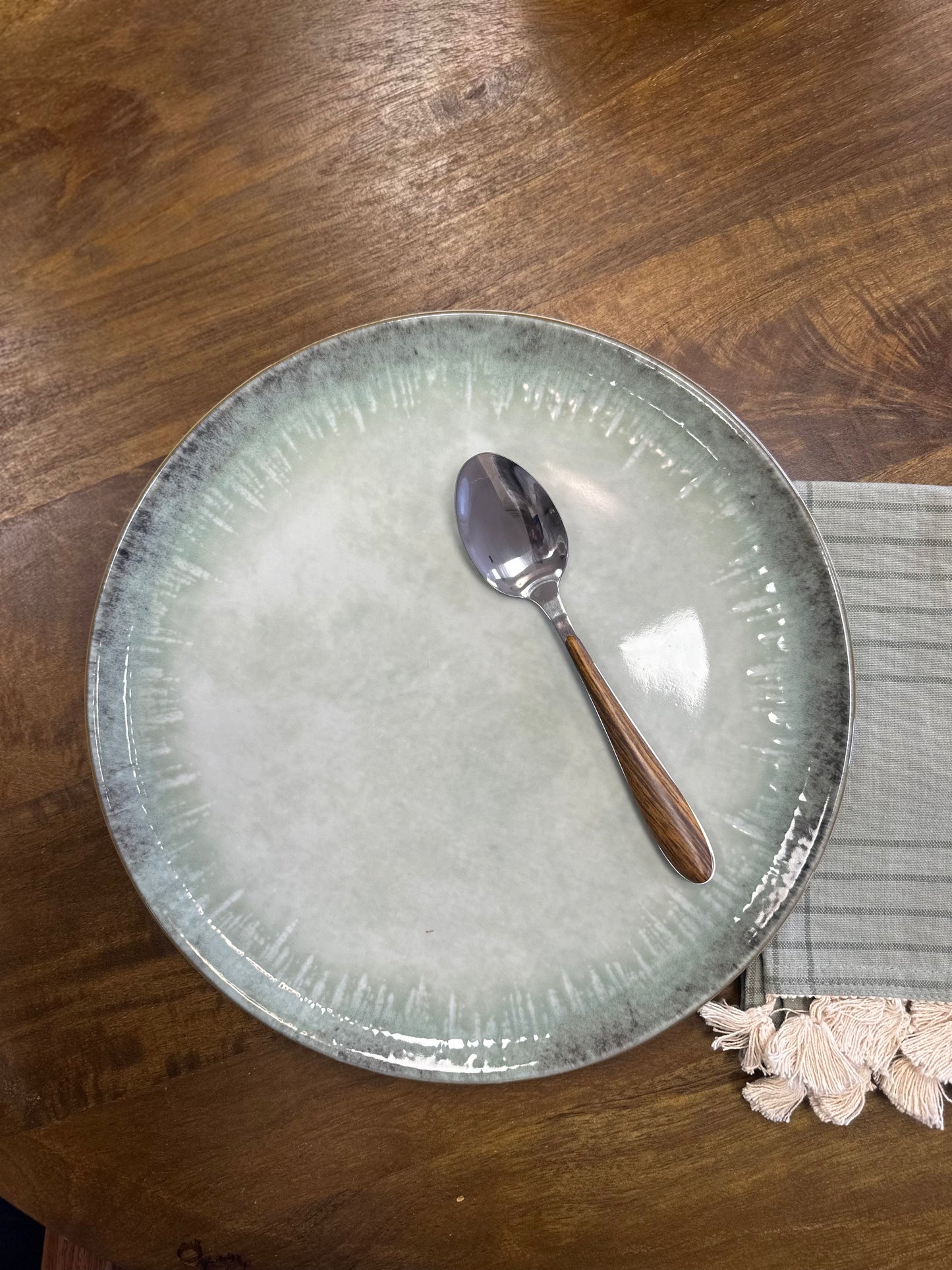 Cubertería de madera y metal