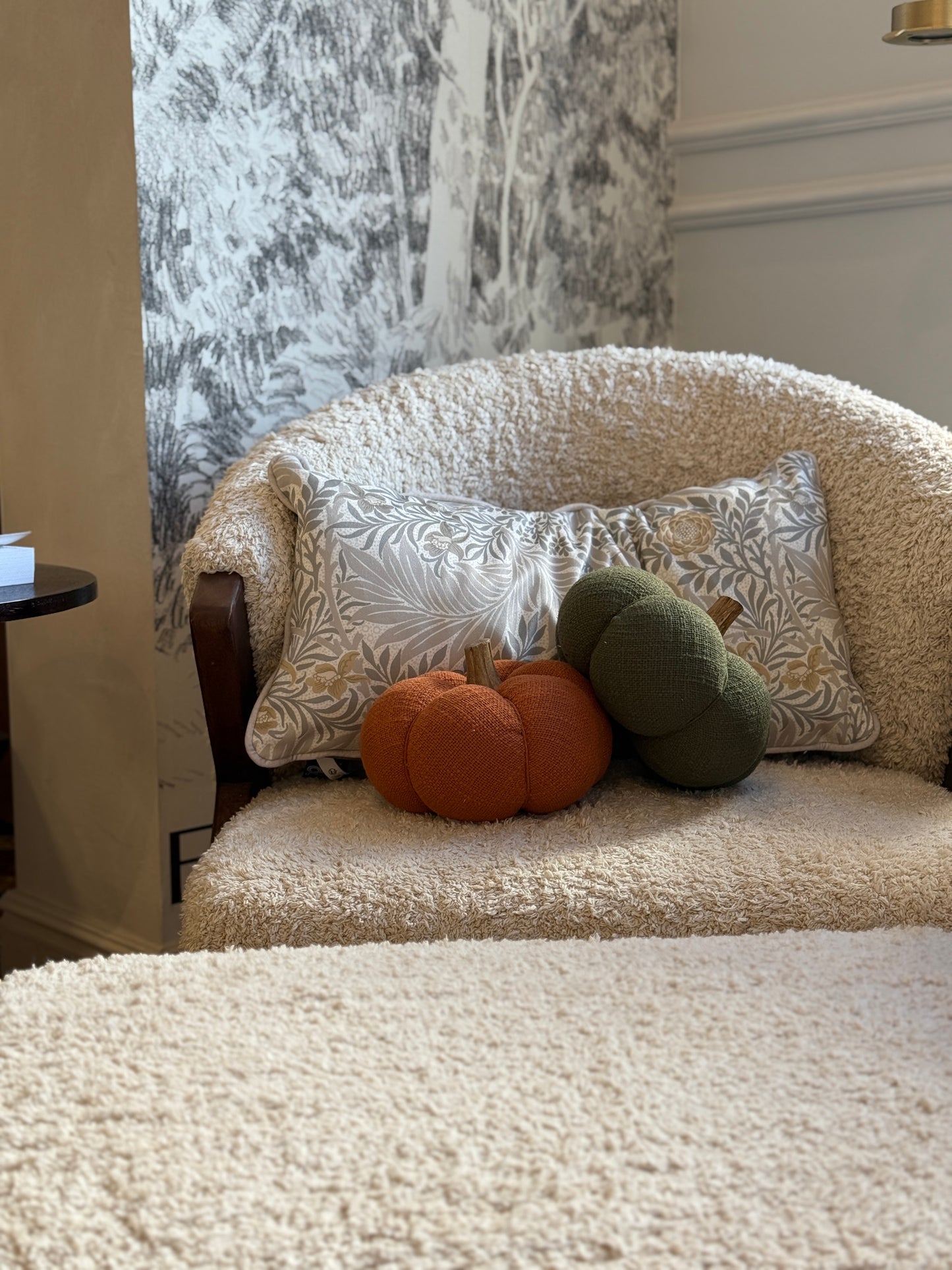 Cojín de flores y liso en terciopelo