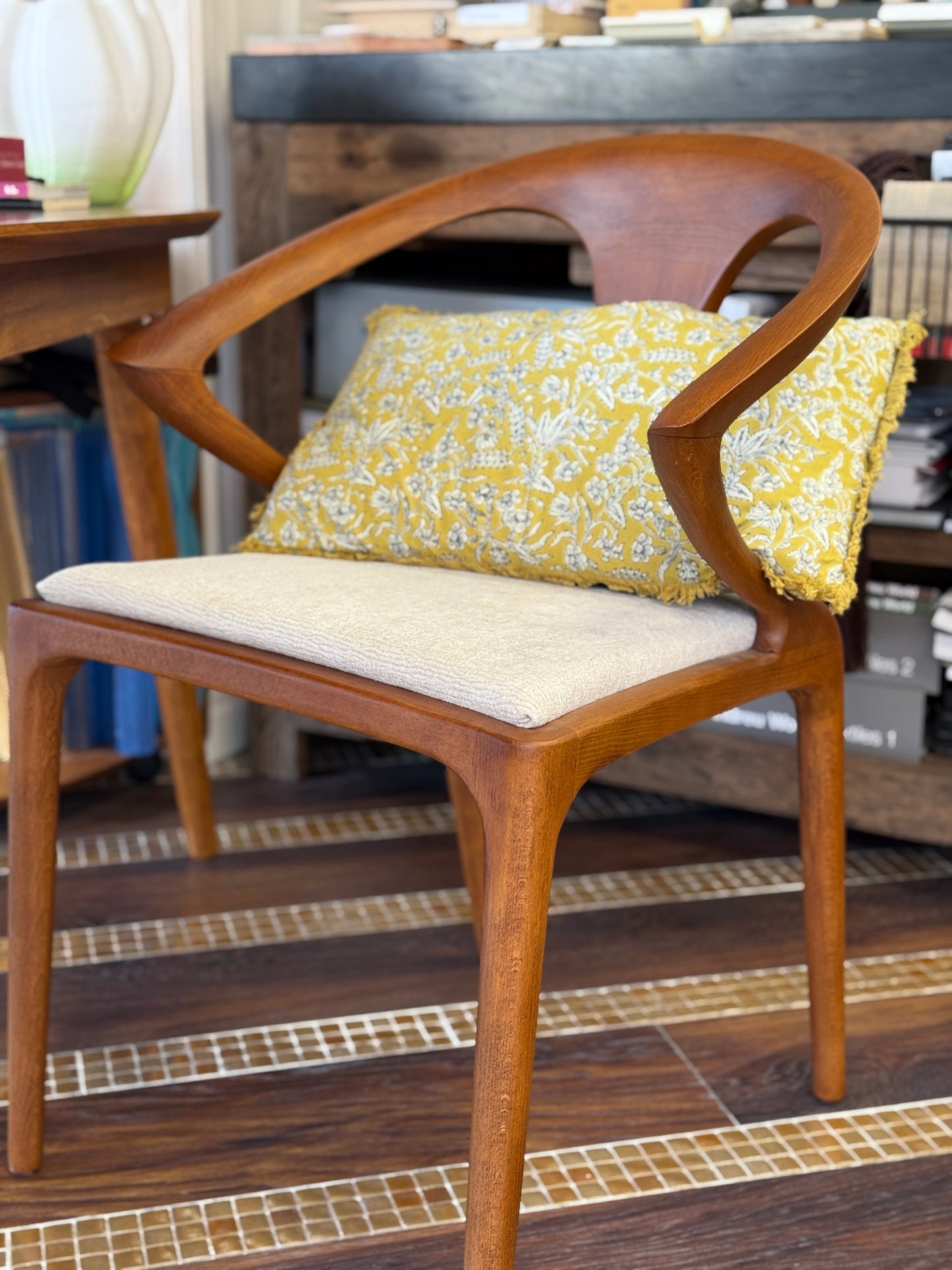 Cojín estampado floral beige-mostaza-negro