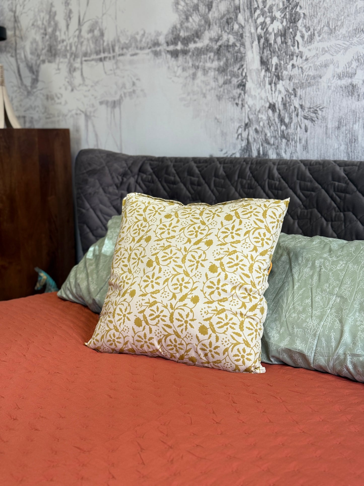 Cojín cuadrado estampado beige-mostaza