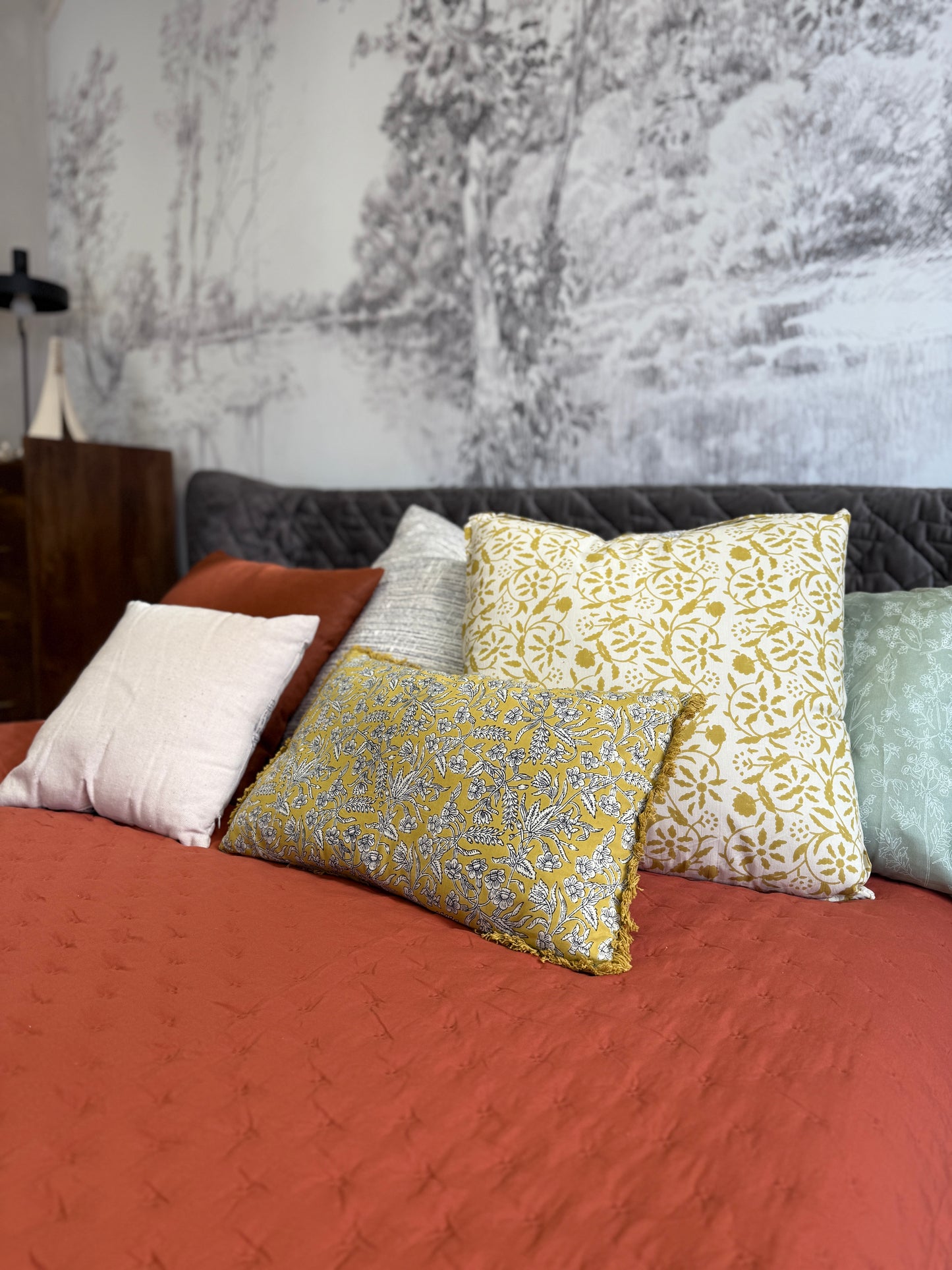 Cojín estampado floral beige-mostaza-negro