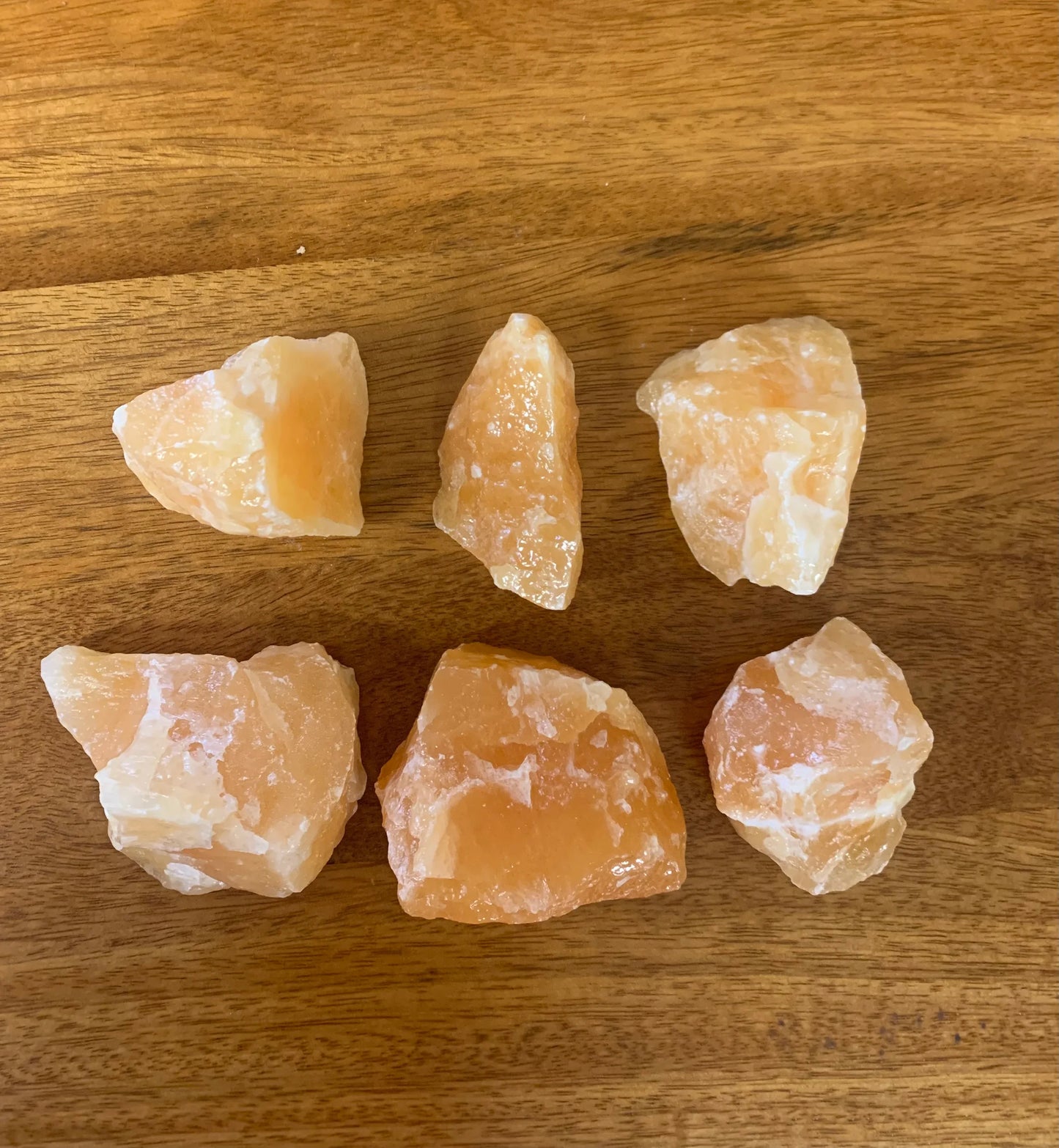 Masivo de mineral de calcita naranja