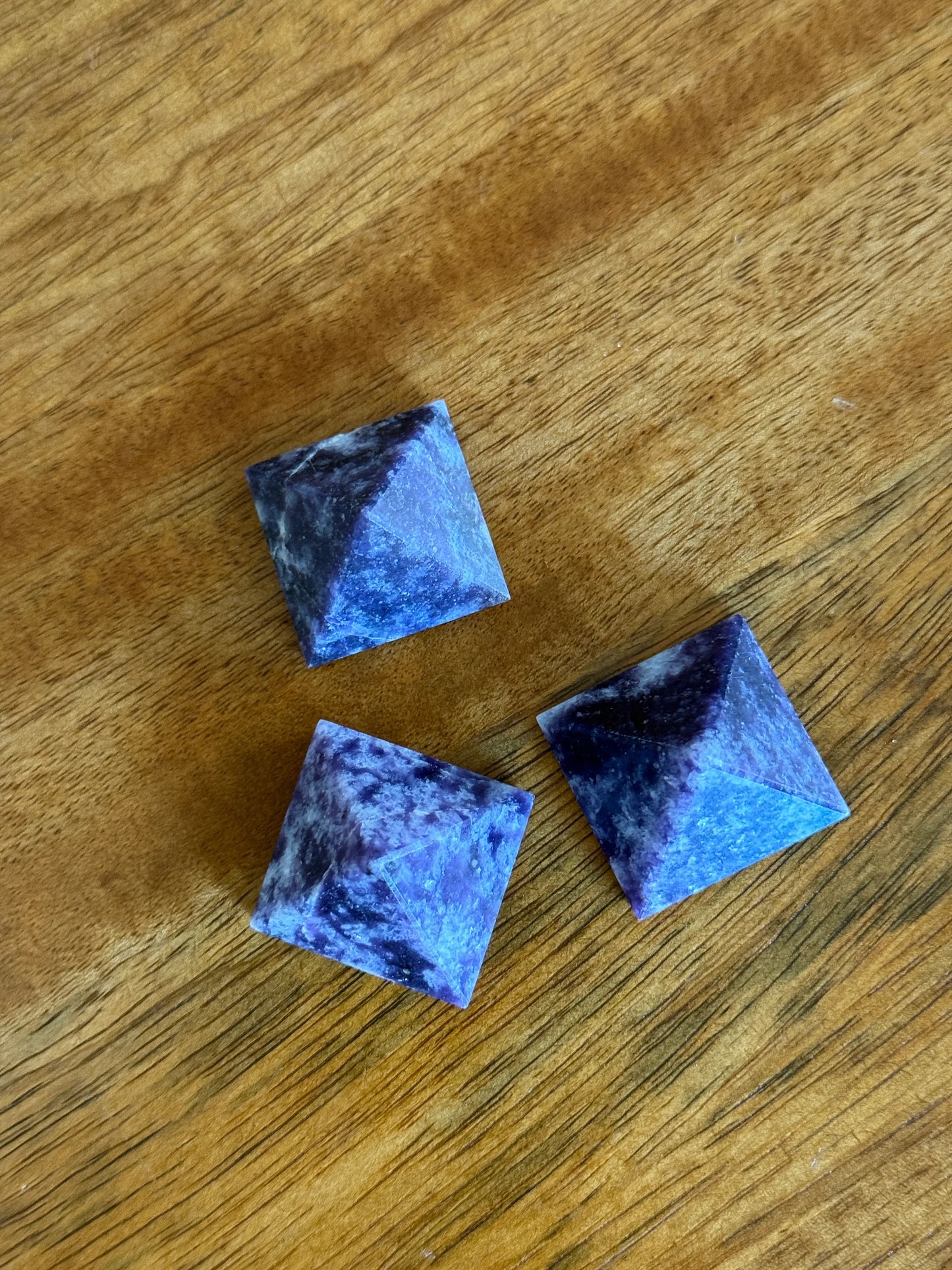 Pirámide de mineral lepidolita