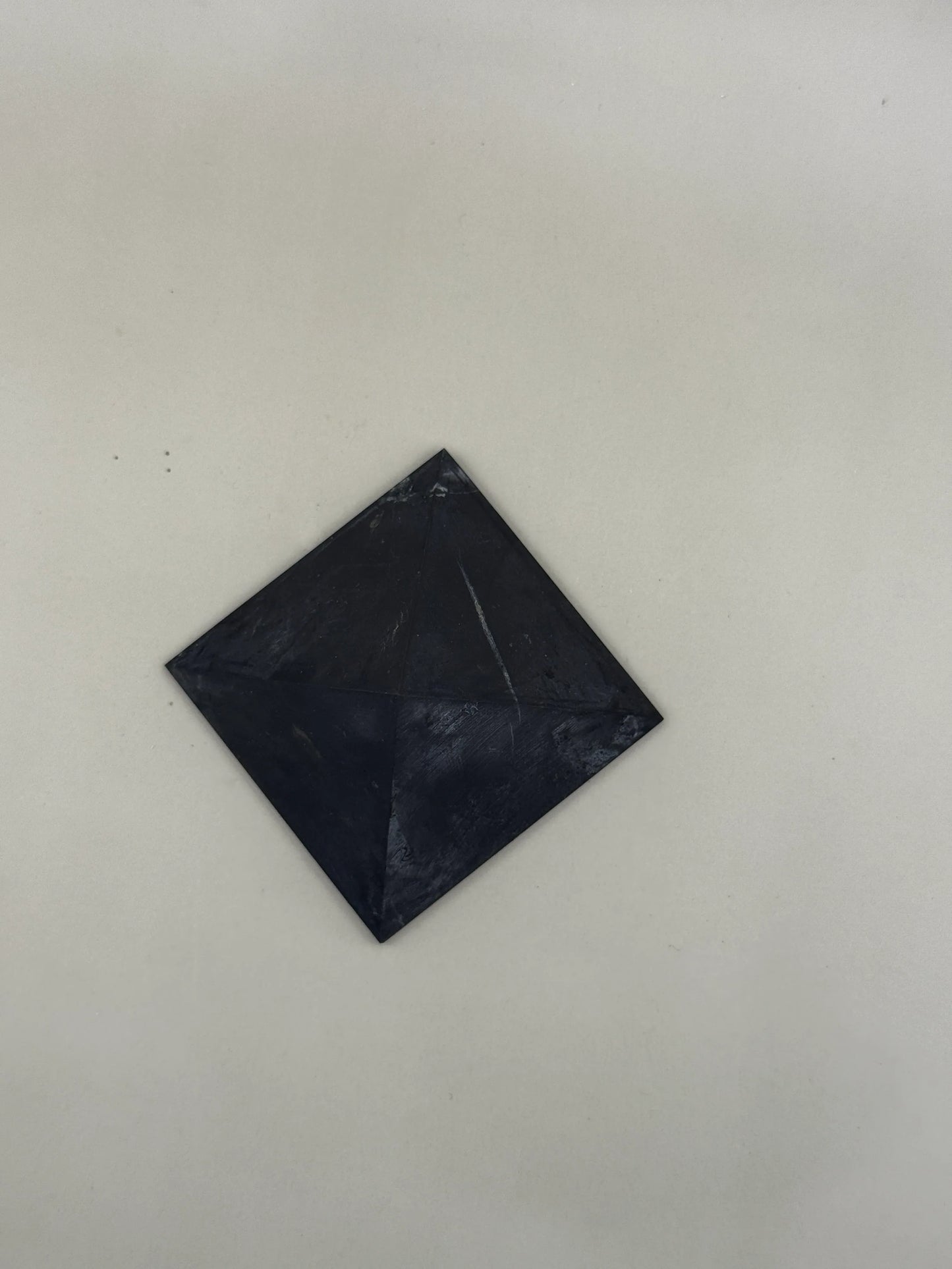 Pirámide de mineral shungita