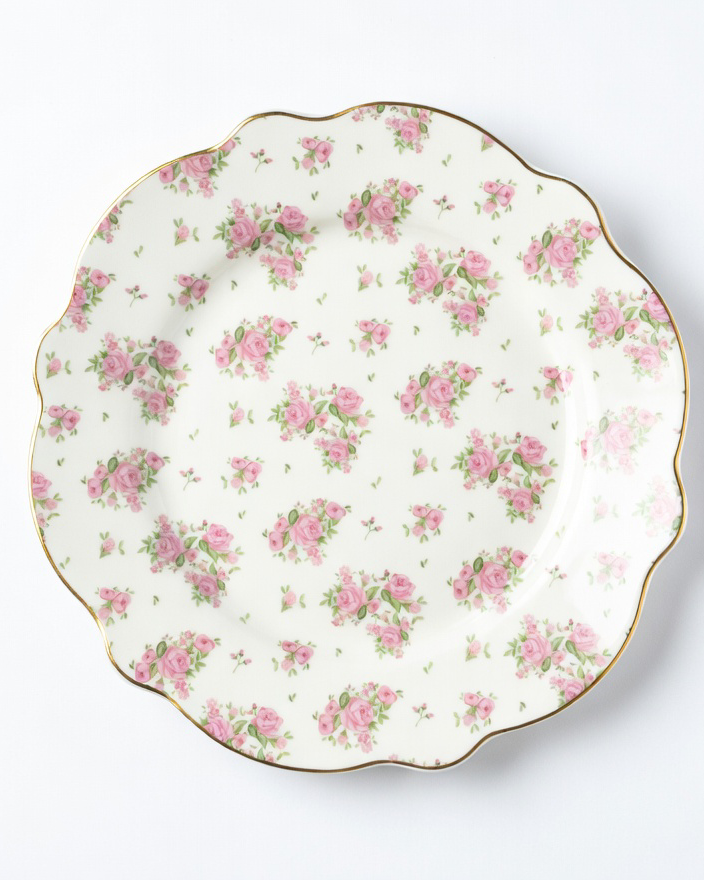 Plato llano de porcelana con flores rosas