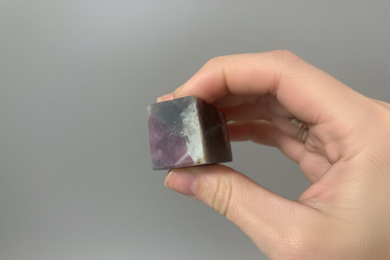 Punta generadora de turmalina rosa sobre cuarzo