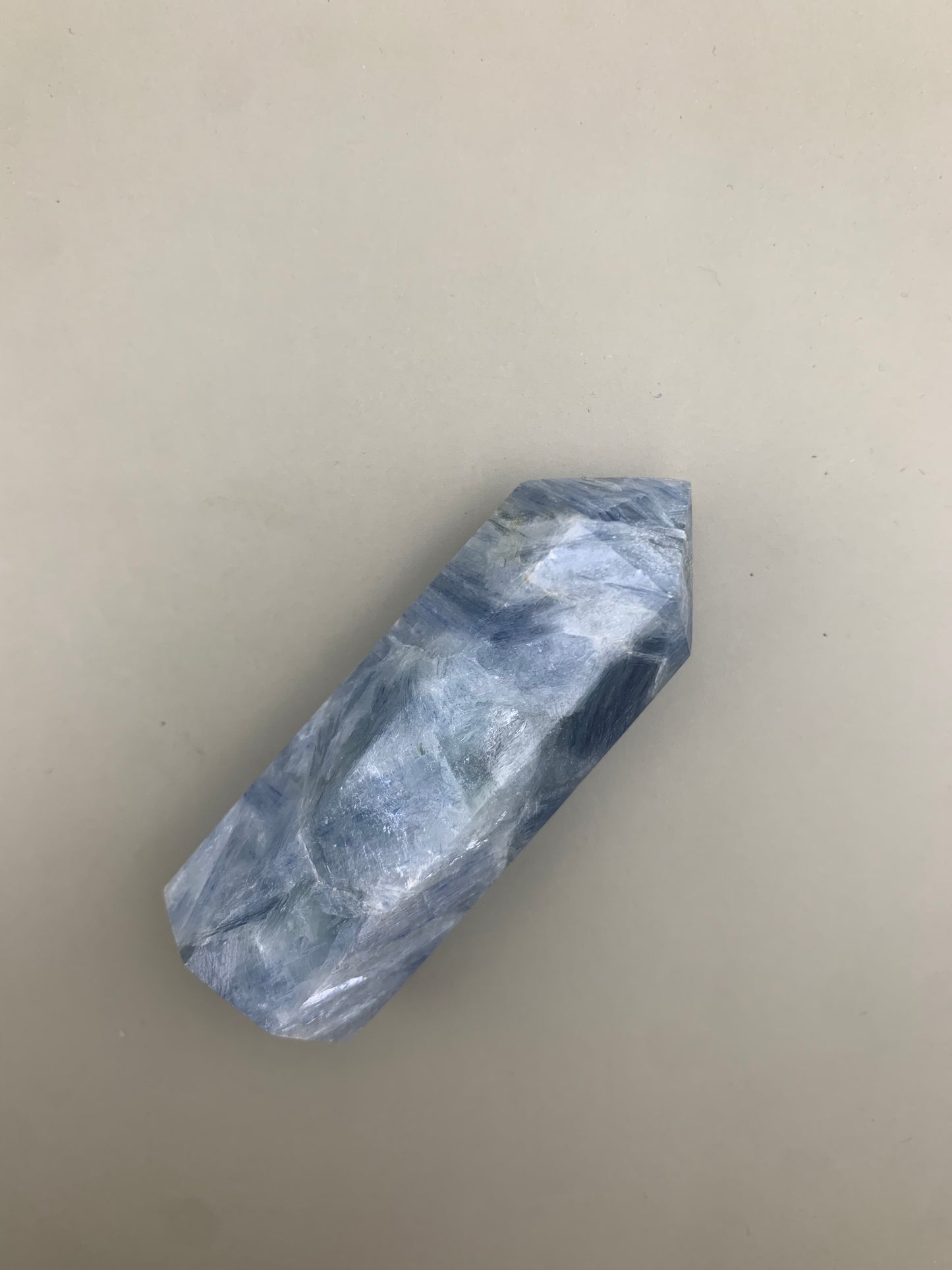 Punta generadora de cianita azul