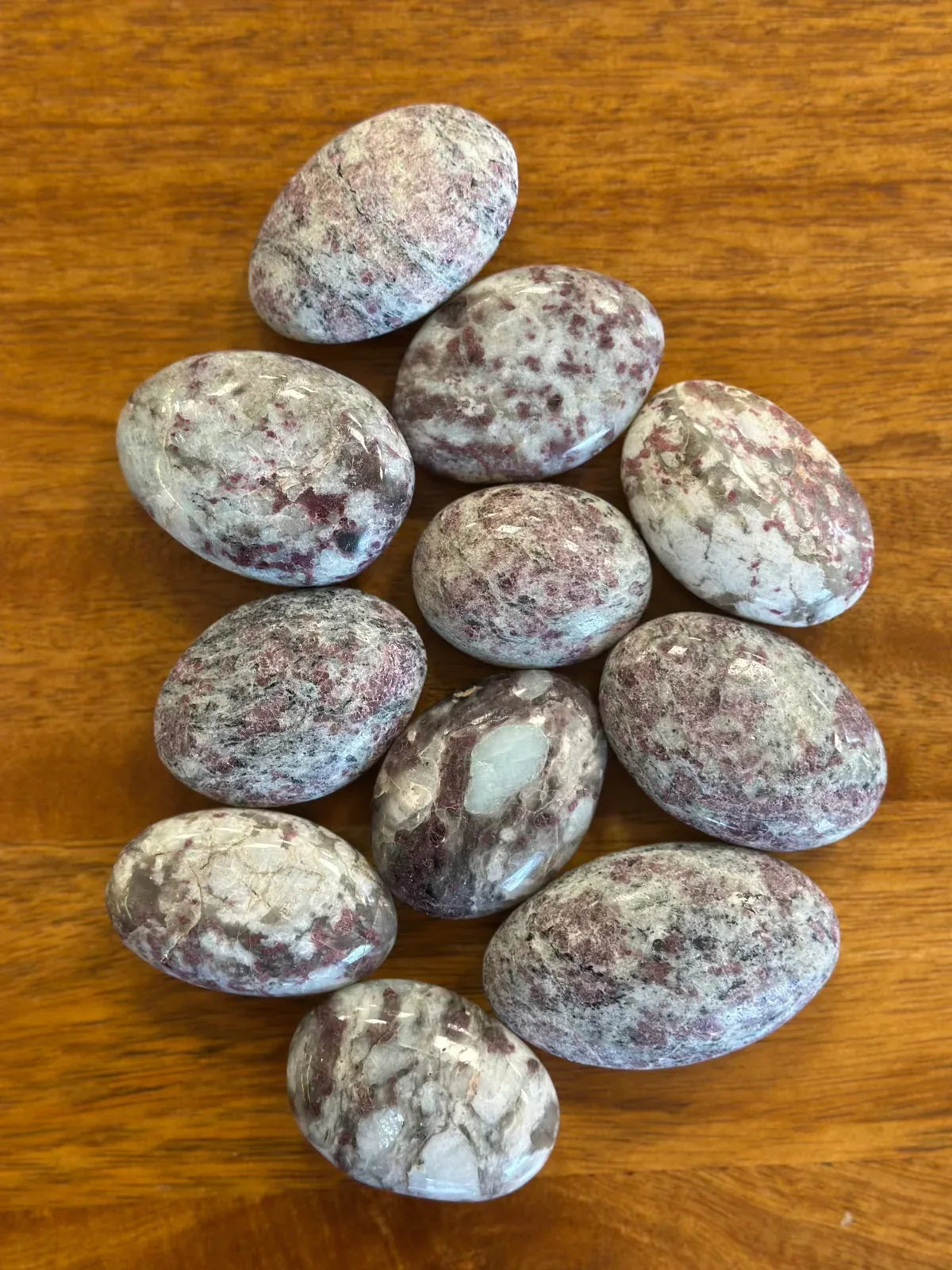 Rodado de Turmalina rosa sobre cuarzo - La Quinta Vidal