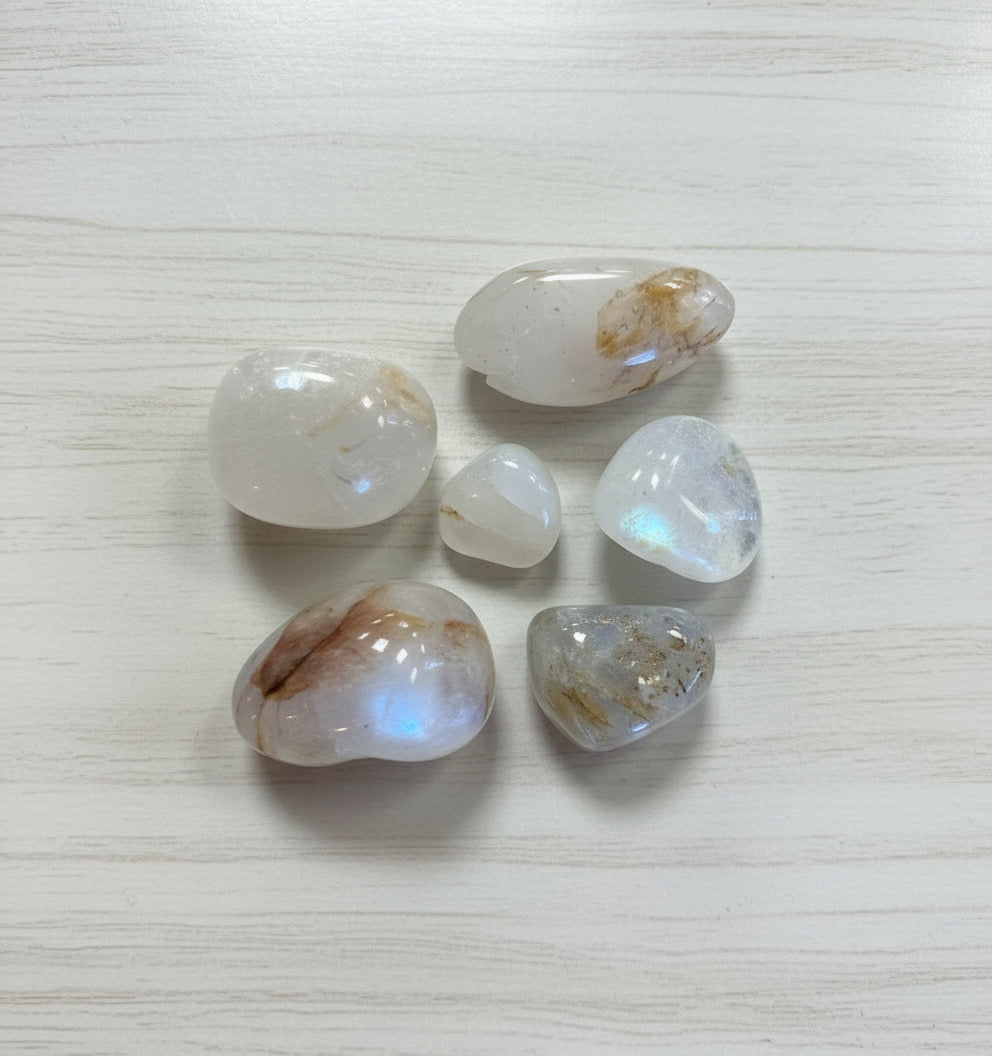 Rodado de mineral de golden healer o cuarzo hematatoide