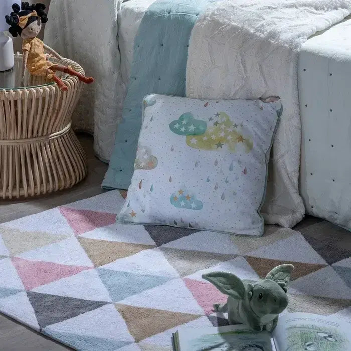 Alfombra geométrica infantil en tonos rosados 