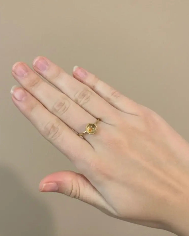 Anillo de diseño fino dorado de supersiete 