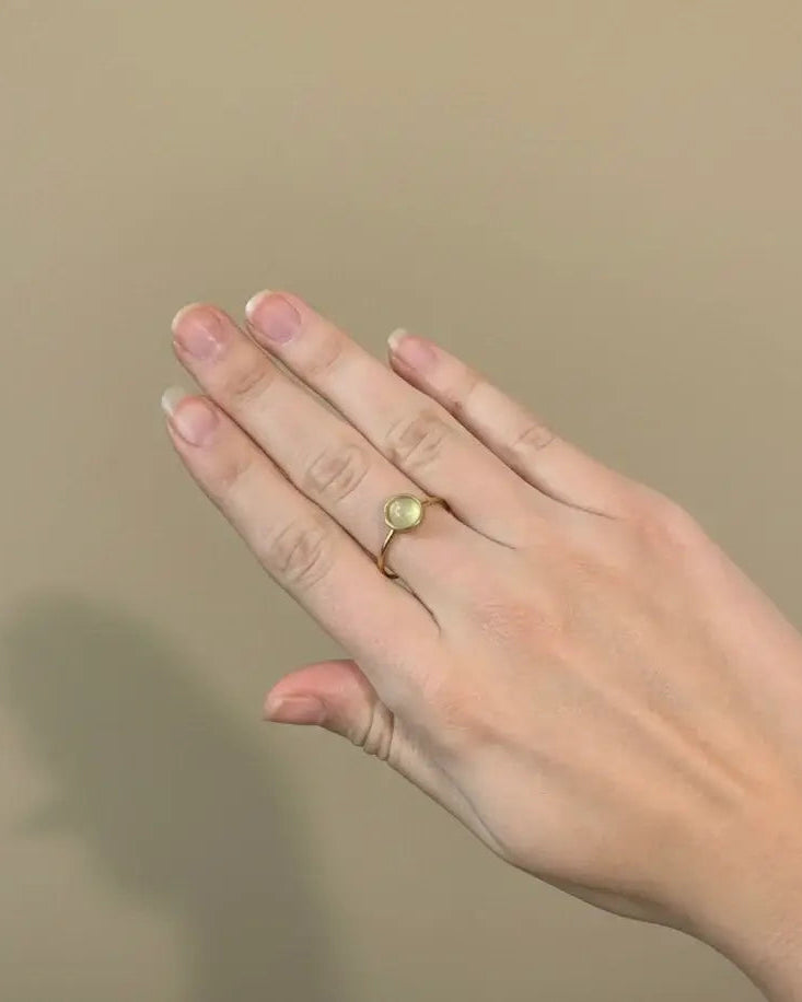 Anillo de diseño fino dorado de aguamarina