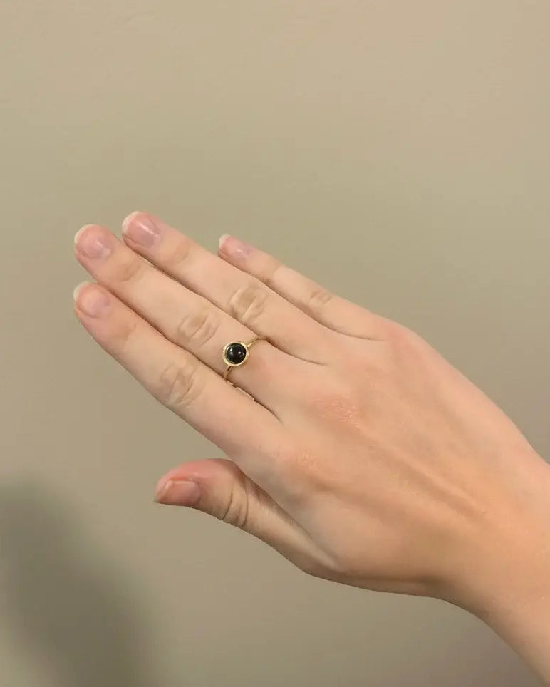 Anillo de diseño fino dorado de ónix
