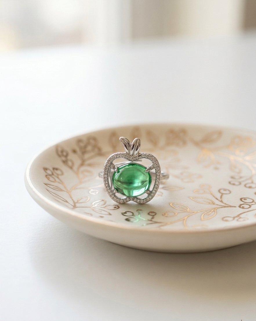 Anillo de fluorita verde con forma de manzana