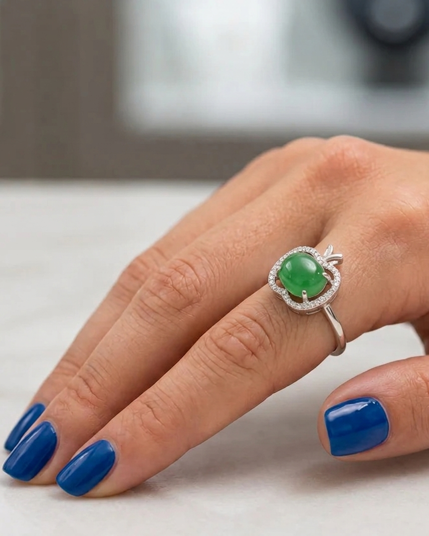 Anillo de fluorita verde con forma de manzana 