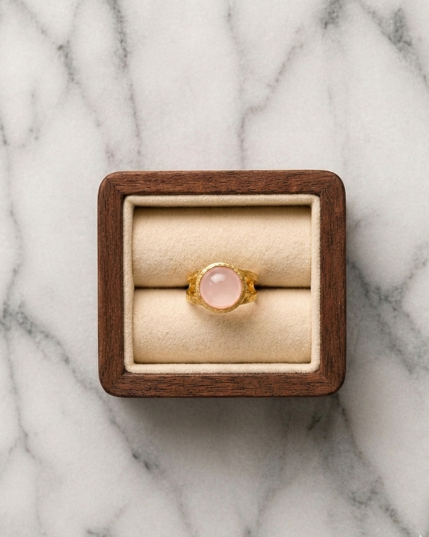 Anillo dorado de cuarzo rosa