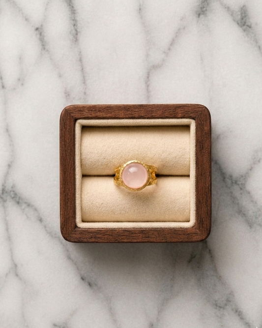 Anillo dorado de cuarzo rosa