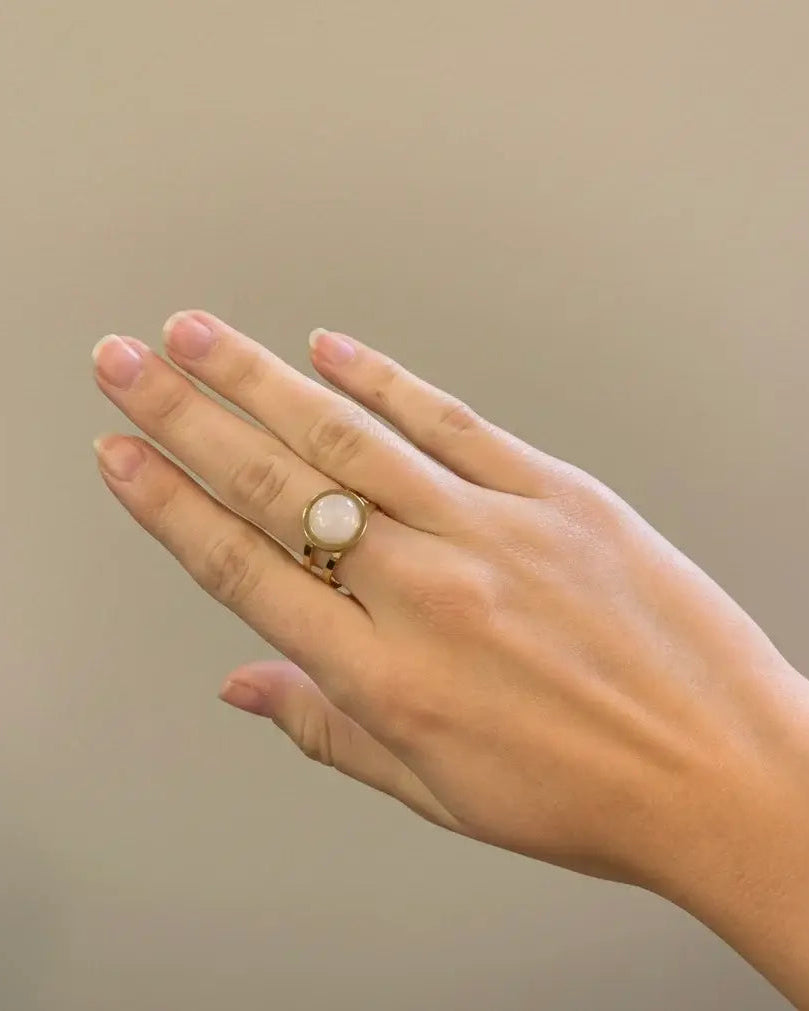 Anillo dorado de cuarzo rosa