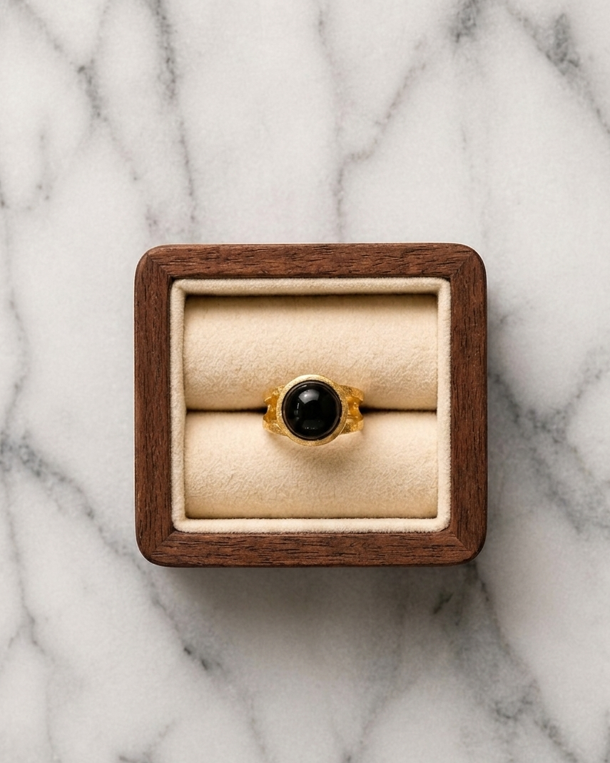 Anillo dorado de ónix 