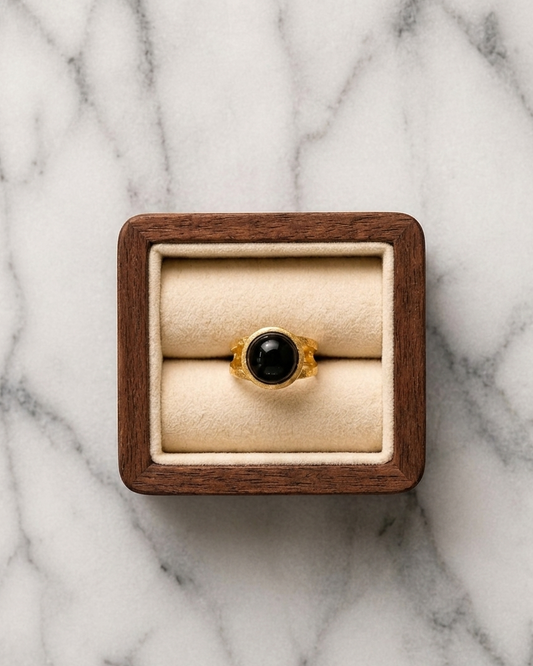 Anillo dorado de ónix 