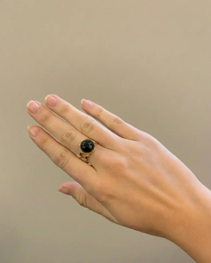Anillo dorado de ónix 