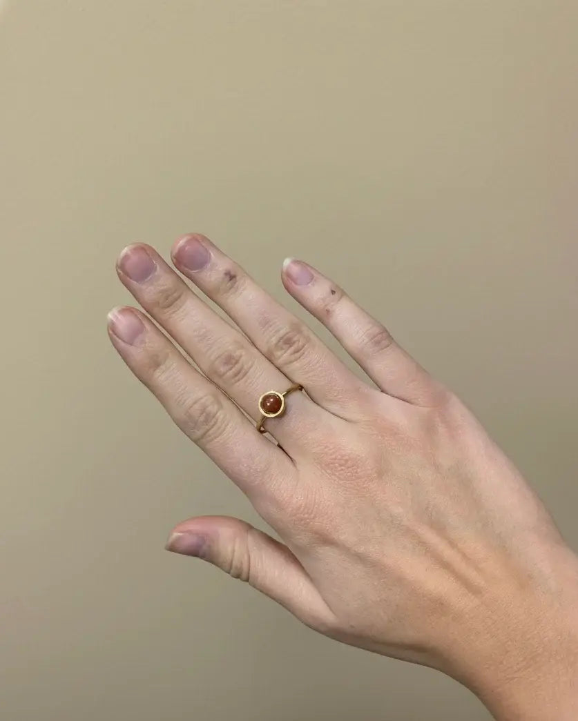 Anillo fino dorado de jaspe rojo 