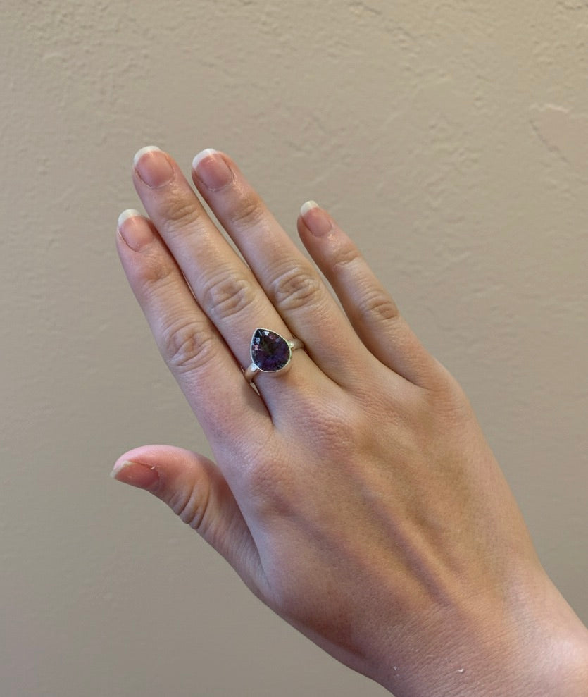 Anillo gema tallada topacio arcoíris