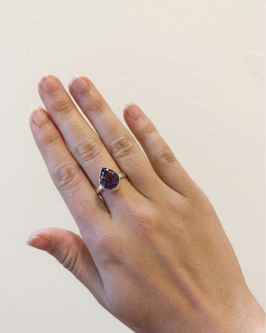 Anillo gema tallada topacio arcoíris 