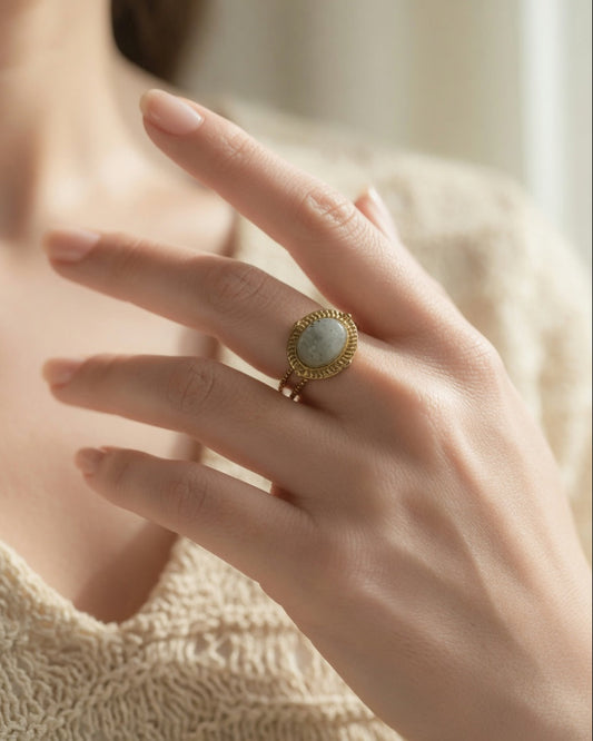 Anillo sahira dorado de labradorita