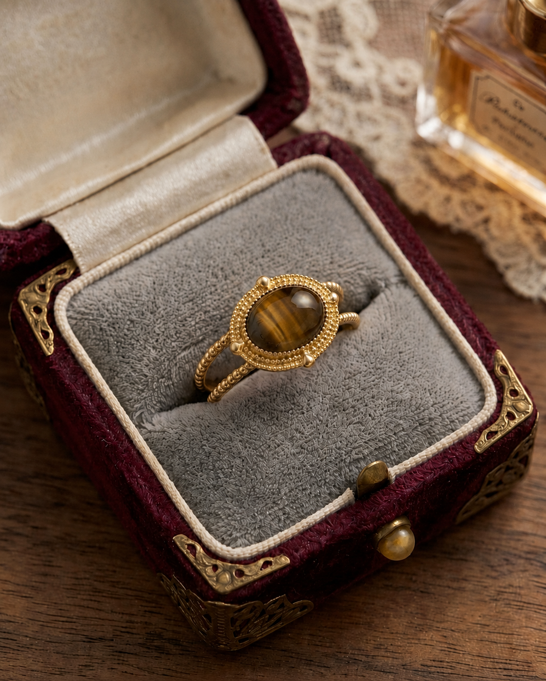 Anillo sahira dorado de ojo de tigre