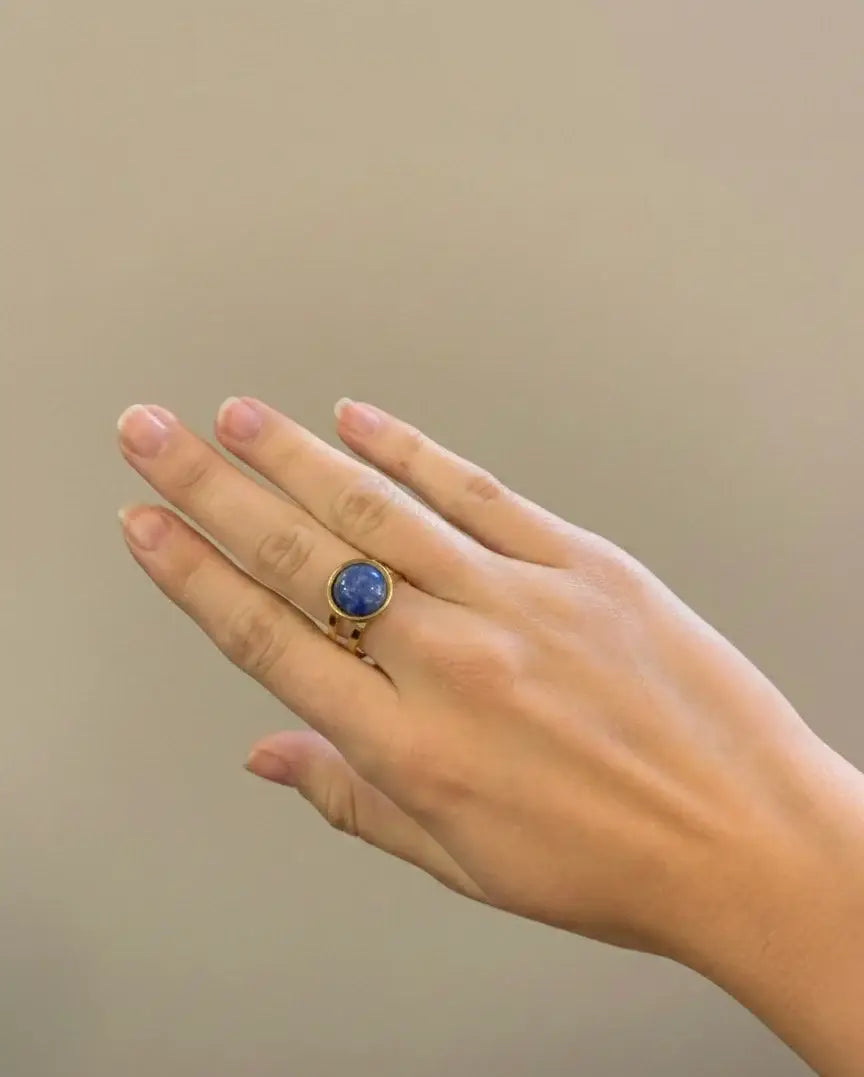 Anillos dorados con minerales
