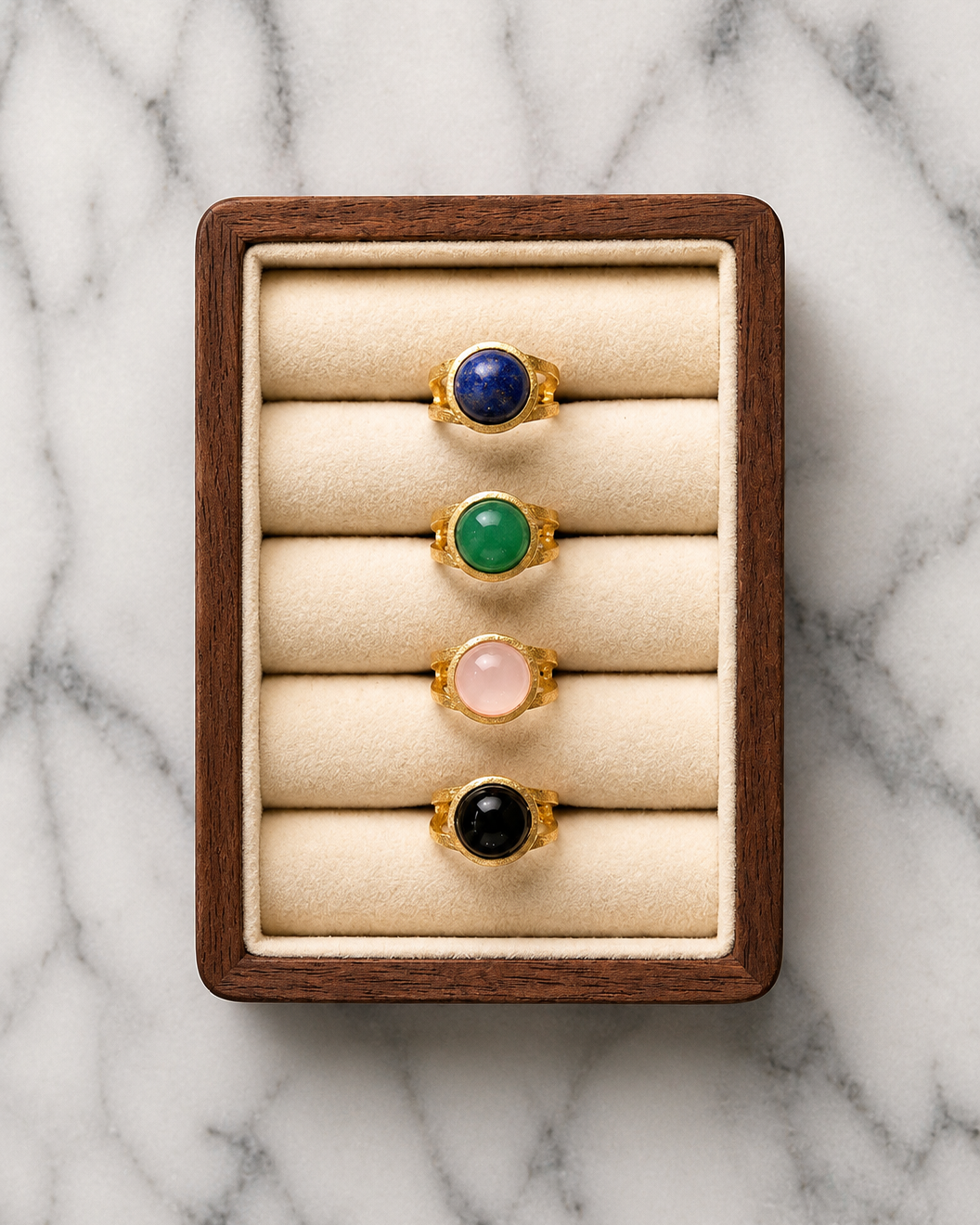 Anillos dorados con minerales 