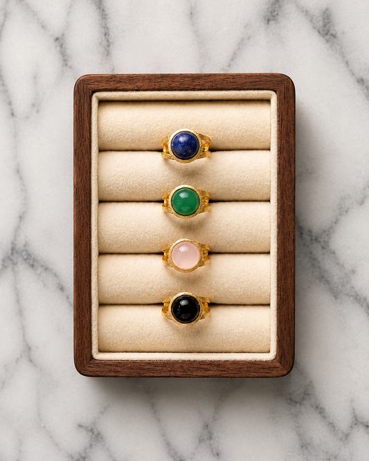 Anillos dorados con minerales 