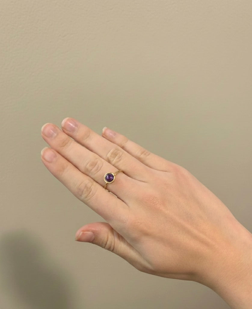 Anillos de diseño fino dorados con minerales